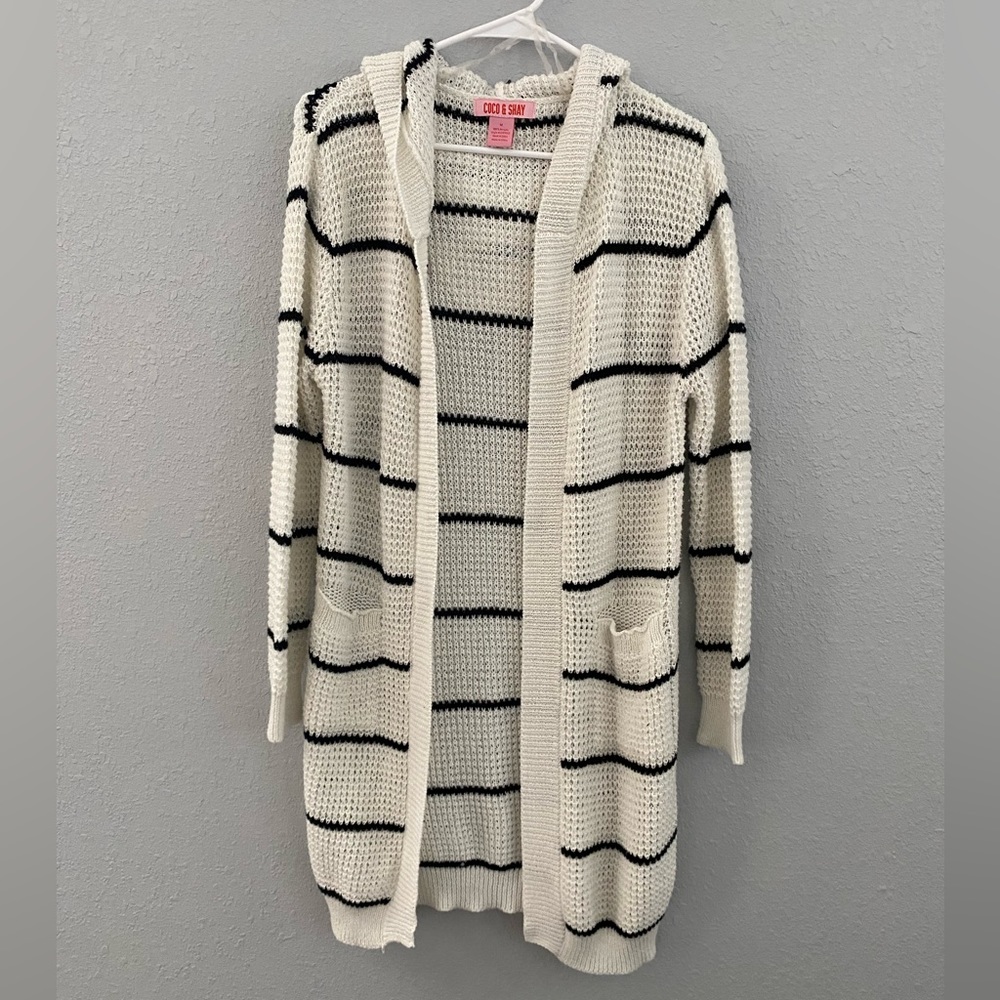 Back and white oversized cardigan. Size M.